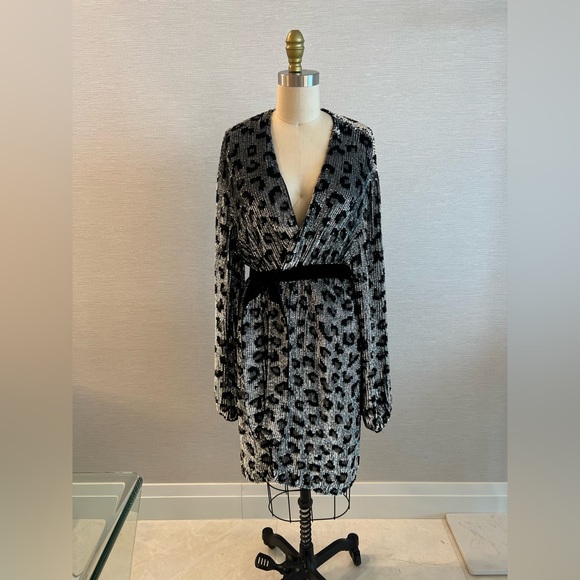 NWT Retrofete Sequin Gabrielle Robe Dress Black & Silver Leopard Women Size M - Picture 1 of 11